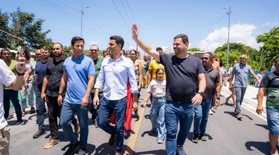Ao lado de JHC e Rodrigo Cunha, vereador Chico Filho comemora entrega de ponte na Santa Lúcia