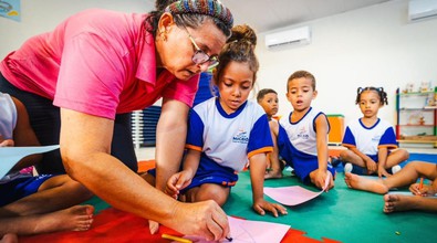Gestão JHC amplia inclusão e garante mais 800 auxiliares de sala para estudantes da rede municipal